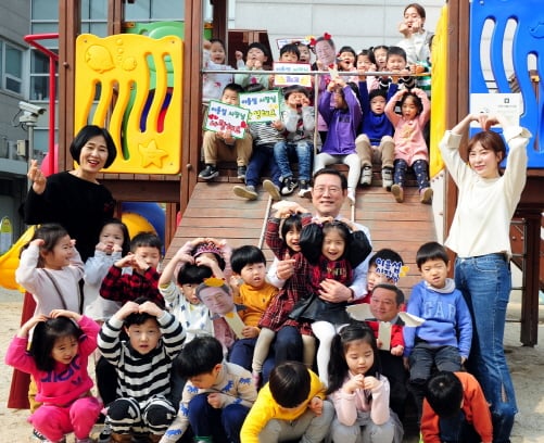 이용섭 광주광역시장이 4일 오전 2019년도 새학기 개원을 맞아 최근 시설을 확충하고 정원을 늘린 시청 어린이집을 방문해 보육교사와 아이들을 격려하고 있다./사진제공=광주광역시