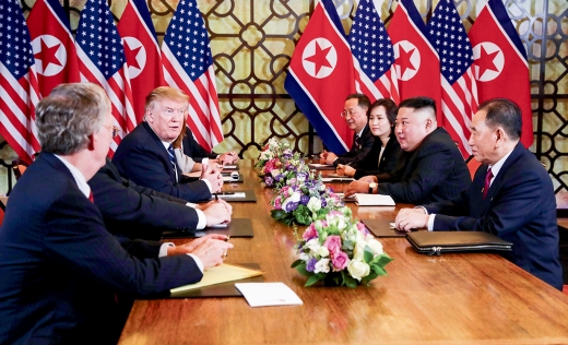 지난달 28일 베트남 하노이 메트로폴 호텔에서 도널드 트럼프 미국 대통령과 김정은 북한 국무위원장이 정상회담을 갖고 있다. /사진=로이터