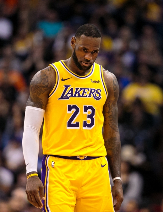 지난 3일(한국시간) 미국 애리조나 피닉스 토킹스틱리조트아레나에서 열린 2018-2019시즌 NBA 정규리그 피닉스 원정경기에서 109-118로 패한 후 고개를 떨군 LA 레이커스의 포워드 르브론 제임스. /사진=로이터