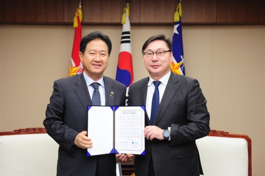 ▲ 국방부, 경기도와 북한군 묘지 이관 추진 업무협약 서주석 국방부 차관(왼쪽)과 이화영 경기도 평화부지사가 4일 오전 국방부 청사에서 경기 파주시에 있는 북한군 묘지 시설을 경기도로 이관하기 위한 업무협약을 체결하고 있다. / 사진제공=국방부 