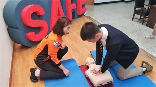 심폐소생술 훈련./사진=서울중부소방서 제공