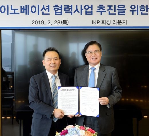 / KOTRA(사장 권평오)는 28일 서울 서초구 KOTRA IKP(인베스트 코리아 플리자) 피칭라운지에서 창업진흥원(원장 김광현)과 우리 스타트업 해외진출 역량강화 지원을 위한 업무협약(MOU)을 체결했다. 권평오 KOTRA 사장(오른쪽)과 김광현 창업진흥원장이 협약 체결 후 기념촬영을 하고 있다.@머니S MNB, 식품 외식 유통 · 프랜차이즈 가맹 & 유망 창업 아이템의 모든 것