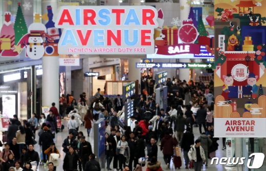 설 연휴 이틀째인 지난달 3일 인천국제공항 제1여객터미널 출국장이 이용객들로 붐비고 있다. /사진=뉴스1