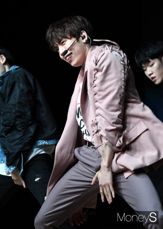 [머니S포토] 장동우 '과감한 댄스'