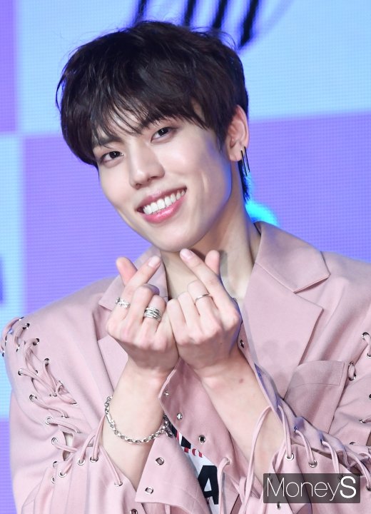 [머니S포토] 장동우 '미니하트 발사'