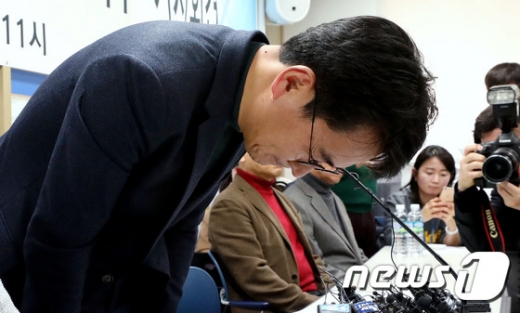 이덕선 한국유치원총연합회 이사장이 3일 오전 서울 용산구 한유총 사무실에서 열린 교육부의 전향적 입장변화 촉구 기자회견에서 학부모들을 향해 고개 숙여 사과하고 있다. /사진=뉴스1