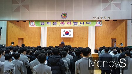 무상지원 교복을 입고 입학식하는 무안 남악중학교 신입생들. /사진=전남도교육청 제공