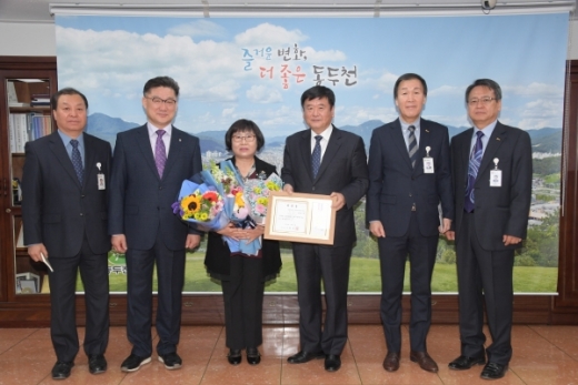 ▲ 동두천시가 동두천시 대한적십자사 동두천지구협의회 박정옥 회장을 3월 '동두천시 1일 명예시장'에 위촉하고 있다. / 사진제공=동두천시