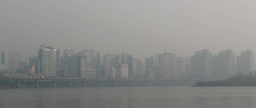 서울을 비롯한 전국 9개 시·도에 미세먼지 비상저감조치가 내려진 지난 4일 서울 여의도 일대가 뿌옇게 보이고 있다. /사진=머니투데이 이동훈 기자