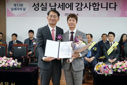 / 제53회 납세자의 날 기념식에 참석한 지앤푸드 홍경호 대표(오른쪽)와 양천세무서장 최인우(왼쪽) (사진제공 = 굽네치킨) @머니S MNB, 식품 외식 유통 · 프랜차이즈 가맹 & 유망 창업 아이템의 모든 것