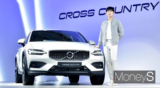 [머니S포토] 느낌부터 다른 정해인, 차량 앞에서 찰칵!