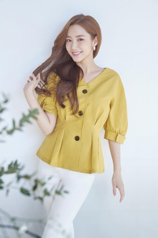 [★화보] 박민영, 러블리 매력 돋보이는 봄 스타일링