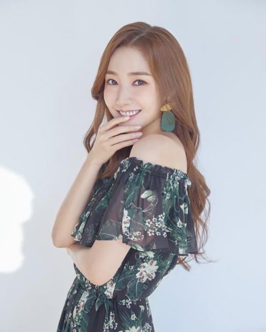 [★화보] 박민영, 러블리 매력 돋보이는 봄 스타일링