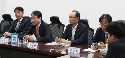 더불어민주당 가업상속 및 자본시장과세 개선 TF 1차 간담회. 왼쪽부터 심기준, 이원욱, 최운열, 유동수 의원./뉴스1 
