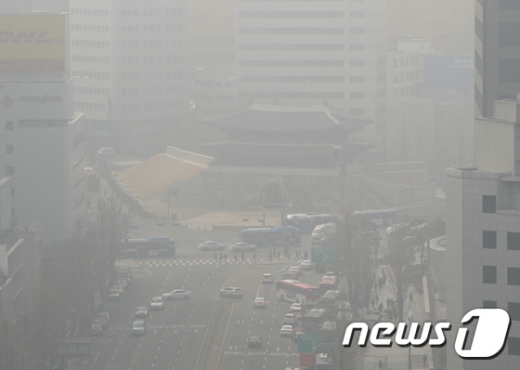서울과 수도권지역에 미세먼지 비상저감조치가 닷새째 시행된 5일 오전 서울 도심이 희뿌옇게 보이고 있다. /사진=뉴스1