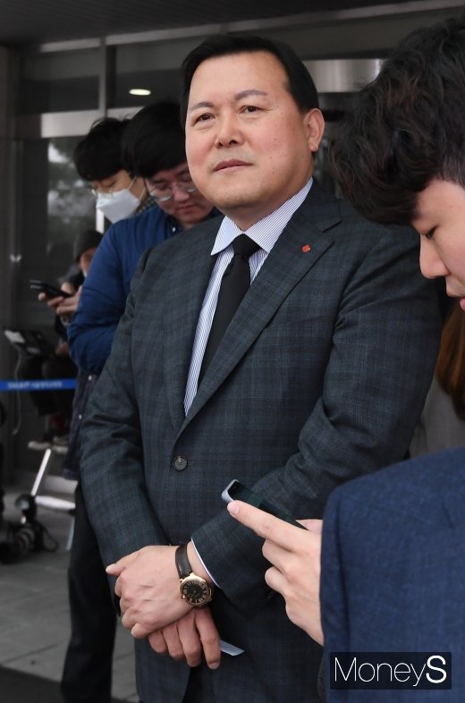 [머니S포토] 박용곤 빈소 찾은 황각규 롯데지주 대표