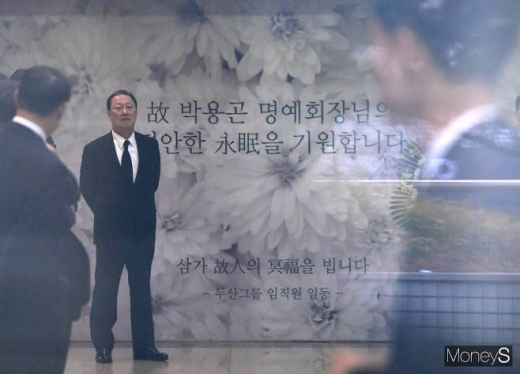박용만 두산인프라코어 회장이 5일 오후 서울 종로구 서울대병원 장례식장에 마련된 故 박용곤 두산그룹 명예회장빈소 앞을 지키고 있다. / 사진=장동규 기자