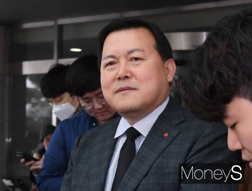 황각규 롯데지주 대표가 5일 오후 서울 종로구 서울대병원 장례식장에 마련된 故 박용곤 두산그룹 명예회장의 빈소 조문을 마치고 나와 취재진 질문을 듣고 있다. /사진=장동규 기자