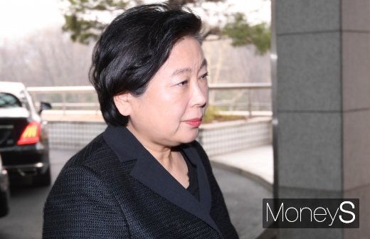 [머니S포토] 故 박용곤 두산그룹 명예회장 빈소 찾은 현정은 회장