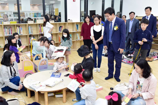 ▲ 매여울도서관개관식 후 도서관을 둘러보는 염태영 수원시장. / 사진제공=수원시