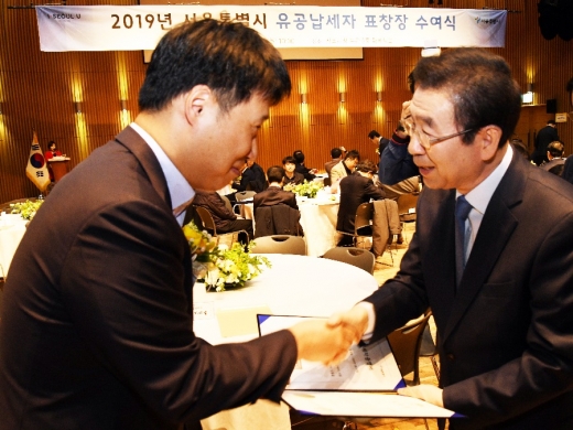 이재형 한미약품 회계팀장(좌)이 박원순 서울시장(우)에게 모범∙유공납세 표창을 받고있다. /사진=한미약품