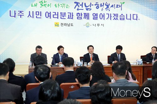 나주시민과 대화에 참석한 김영록 전남도지사(가운데). /사진=전남도 제공