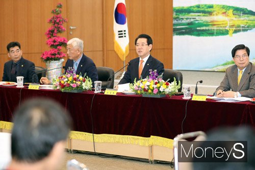 장성군민과 대화에 참석한 김영록 전남도지사(오른쪽 2번째). /사진=전남도 제공