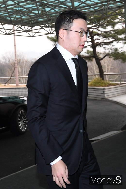 [머니S포토] 故 박용곤 회장 빈소 찾은 구광모 LG 회장