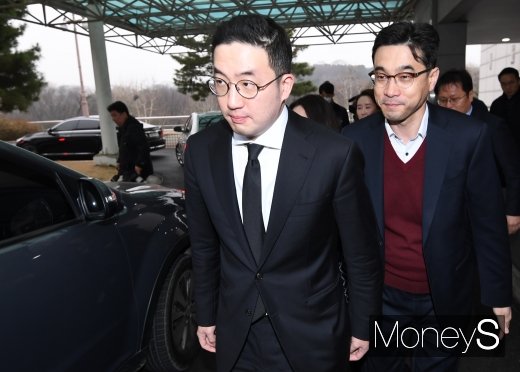 구광모 LG 회장이 5일 오후 서울 종로구 서울대병원 장례식장에 마련된 故 박용곤 두산그룹 명예회장의 빈소 조문을 마치고 나오고 있다. /사진=장동규 기자