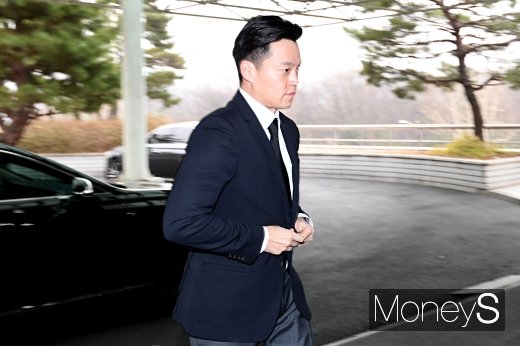 [머니S포토] 박용곤 두산그룹 명예회장 빈소 찾은 이서진