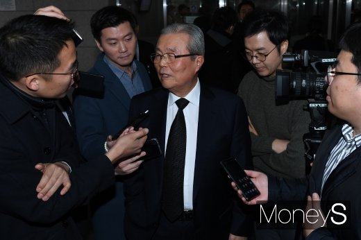 [머니S포토] 취재진 질문에 답하는 김종인