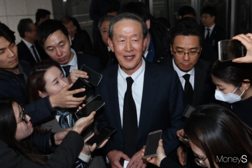 허창수 GS그룹 회장이 5일 오후 서울 종로구 서울대병원 장례식장에 마련된 故 박용곤 두산그룹 명예회장의 빈소 조문을 마친 후 취재진 질문에 답하고 있다. / 사진=장동규 기자