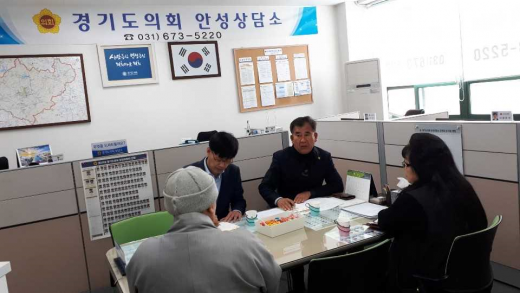 ▲ 5일 오전 경기도의회 안성상담소에서 양운석·백승기 의원이 실버여성경찰봉사단과 간담회를 진행하고 있다. / 사진제공=경기도의회