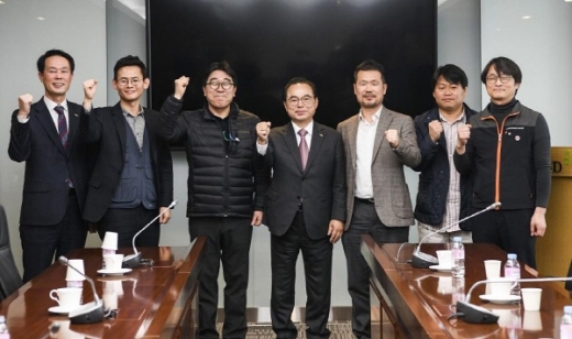 오거돈 부산시장이 지난 5일 문현혁신도시 이전 공공기관 노조사무실을 방문하고 과거 발언에 대해 사과했다./사진제공=부산시