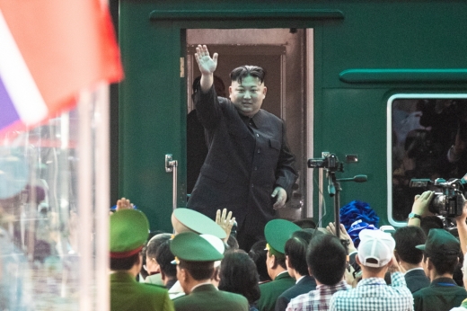 미국 국무부 북한과 정기적인 접촉은 유지. 사진은 김정은 북한 국무위원장이 베트남 방문 일정을 마친 2일 베트남 랑선성 동당역에서 평양행 전용열차에 올라 환송 인파에게 손인사를 하고 있는 모습. /사진=뉴스1