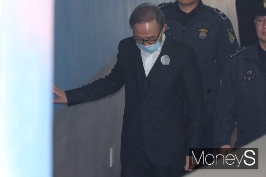 [머니S포토] 벽 짚고 출석하는 이명박