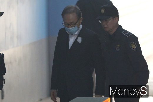 [머니S포토] 이명박 전 대통령 보석 허가 여부 오늘 결정