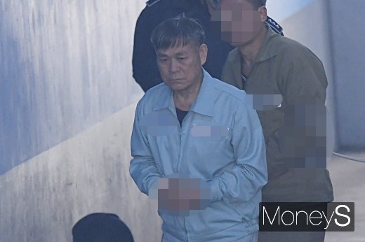 [머니S포토] 2심 첫 공판에 출석하는 이재록 목사