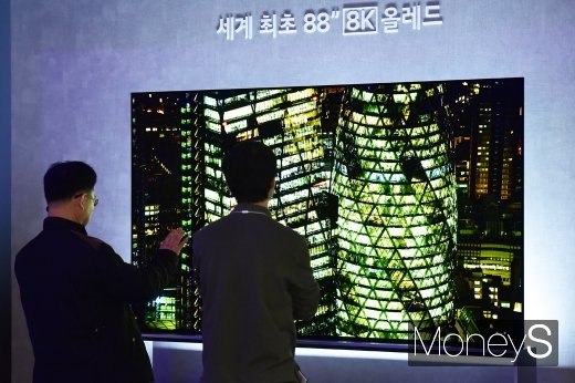 [머니S포토] 시선 붙잡는 세계 최초 8K 올레드