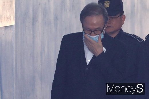 다스 자금 횡령과 삼성 뇌물수수 등의 혐의로 구속기소된 이명박 전 대통령이 6일 오전 서울 서초구 서울고등법원에서 열린 항소심 속행공판에 출석하고 있다. /사진=장동규 기자