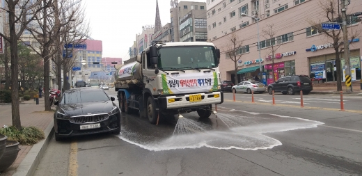 ▲ 6일 성남시 도로 재비산 먼지 가라앉히려 하루 380t 물을 뿌리고 있다. / 자료제공=성남시