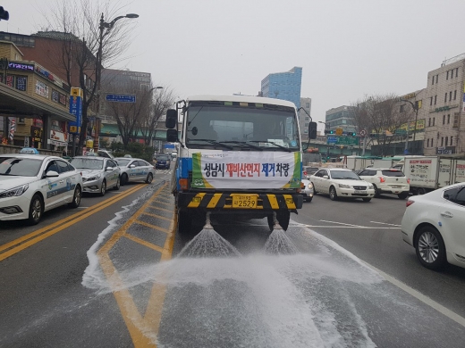 성남시, 도로 재비산먼지 발생 차단에 '총력'…하루 물 380톤 뿌려