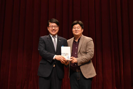 ▲양주시는 4일 '올해의 책 선포식 및 정재승 작가(오른쪽) 초청 강연회’를 진행했다. / 사진= 양주시