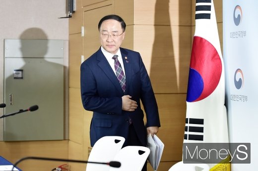 [머니S포토] 홍남기 부총리, 제2 벤처붐 관련 합동브리핑 참석