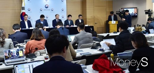 [머니S포토] 정부, 