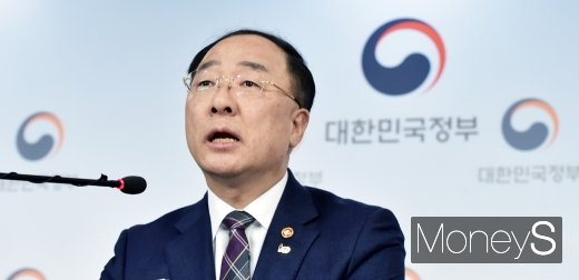 [머니S포토] 제2벤처붐 확산 관련 입 뗀 홍남기