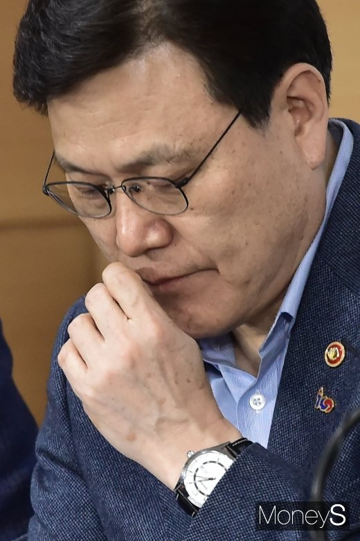 [머니S포토] 생각에 잠긴 최종구 금융위원장