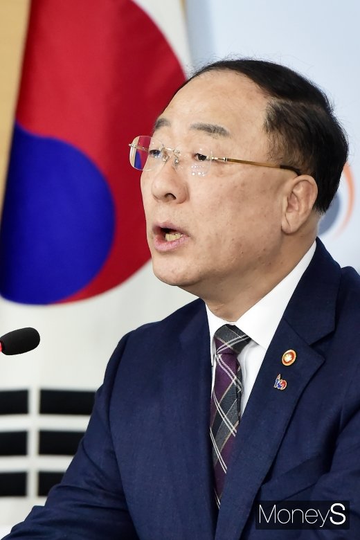 [머니S포토] 취재진 질문에 답하는 홍남기 부총리