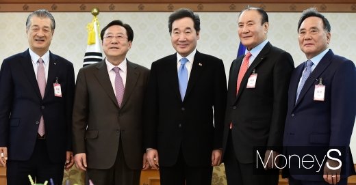 [머니S포토] 신임 중기중앙회장 만난 이낙연 총리