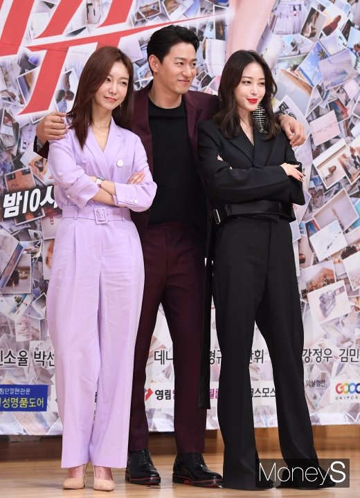 [머니S포토] 주진모 '미모의 여배우들과'